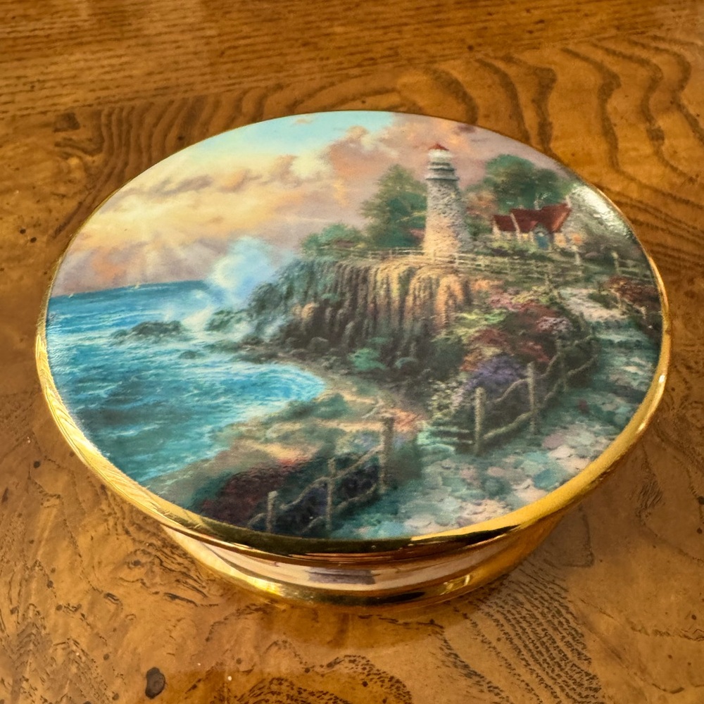 Thomas Kinkade LIGHT OF PEACE Lighthouse Music Box - Picture 2 of 6